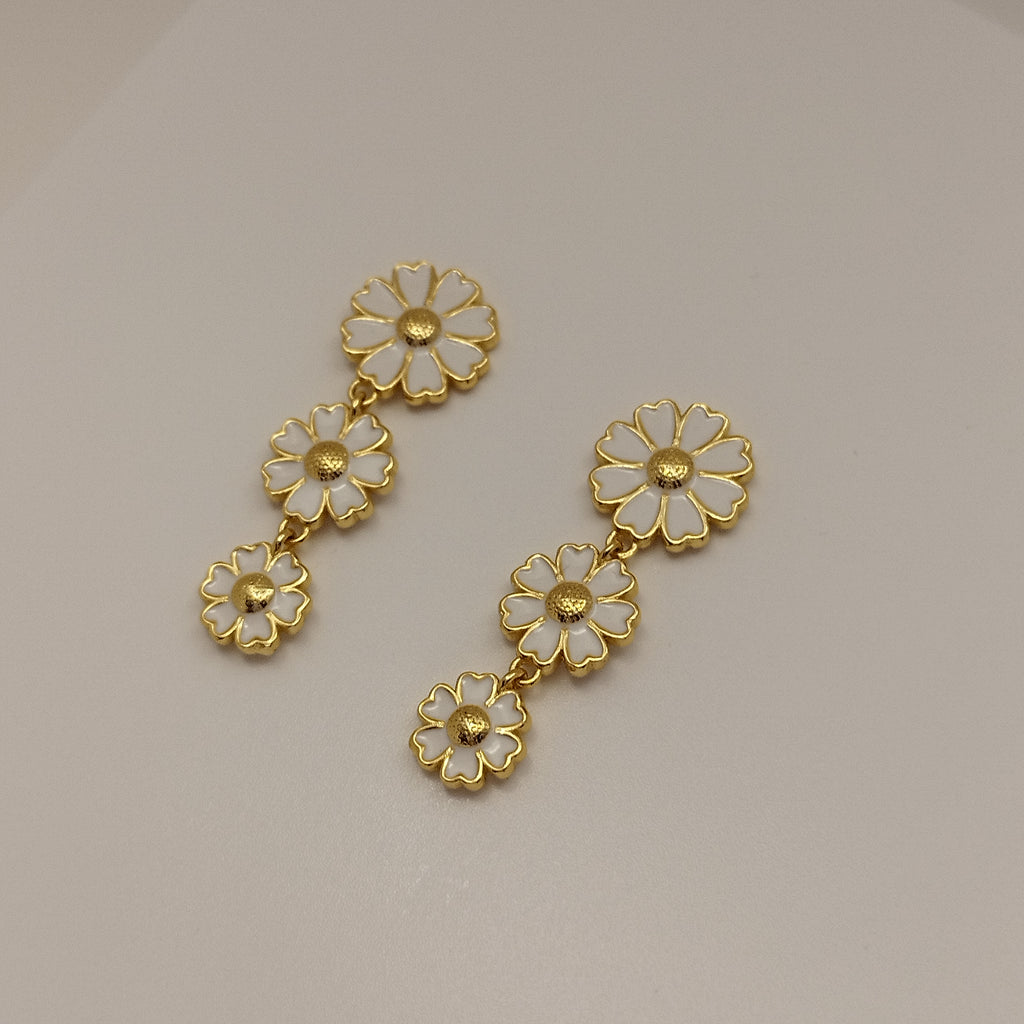 unik_Feminin_18K_Forgyldt_øreringe_3_Blomster_Drop_hvid_Dansk_Design_Smuk_white